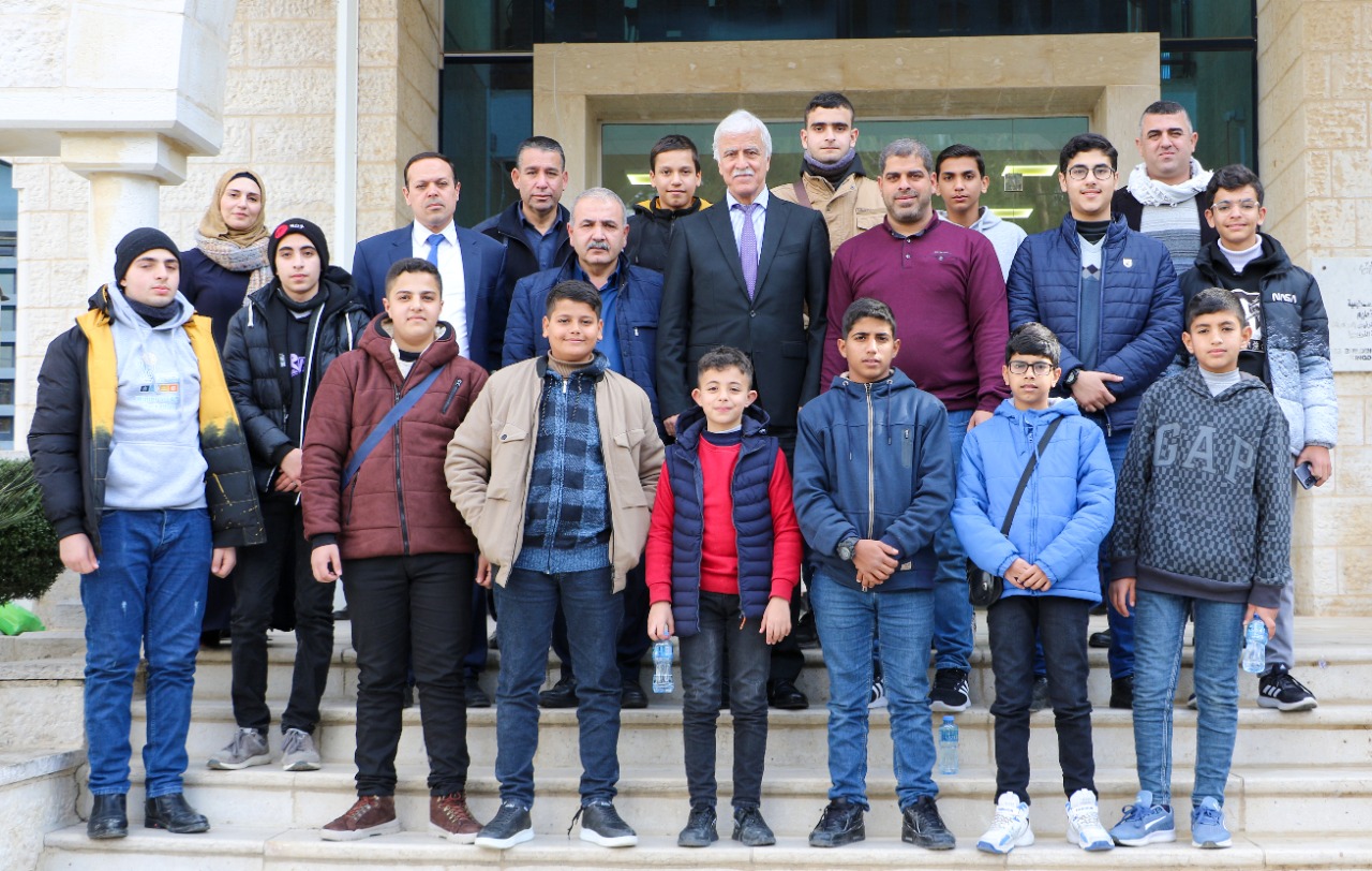 وزير التربية يلتقي بطلبة من غزة يشاركون في هاكثون "ستيم" لنوادي البرمجة